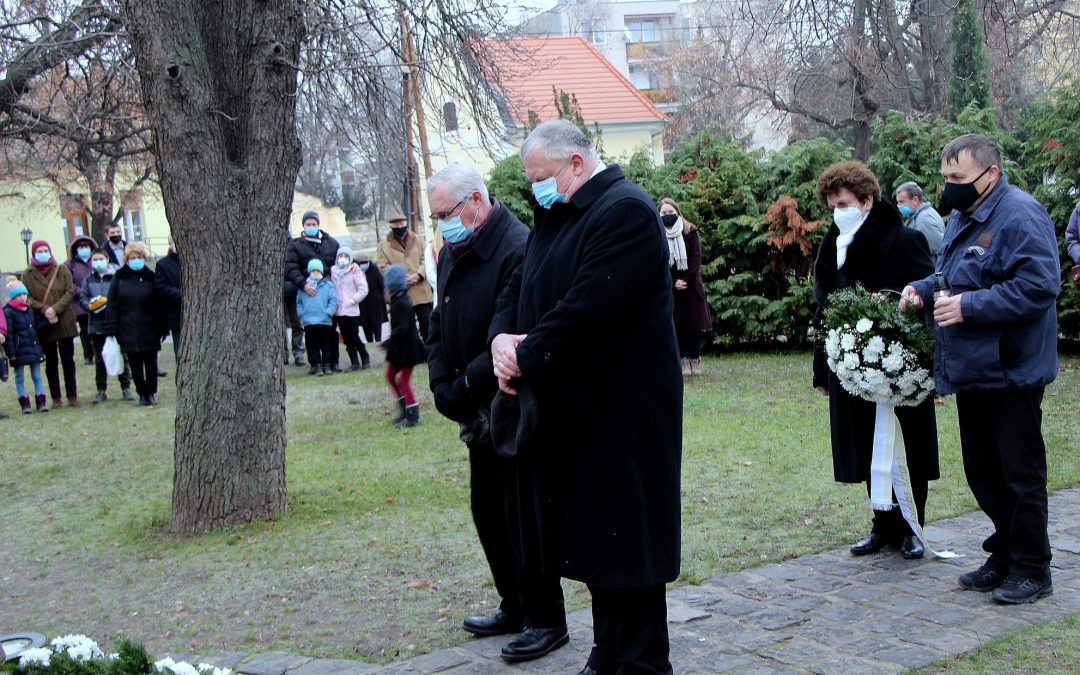 Gyertyagyújtás az áldozatok emlékére